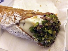 Najpopularniejszy sycylijski deser. Wypełnienie cannolo stanowi ricotta z czekoladą i pistacjową kruszonką, fot. Paweł Wroński