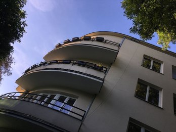 Balkony na rogu L-kształtnej kamienicy u zbiegu Walecznych i Łotewskiej, fot. Paweł Wroński