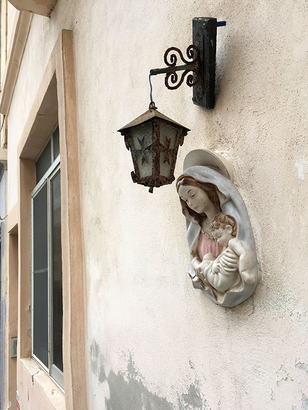 Religijne emblematy na ścianach maltańskich domów, fot. Paweł Wroński