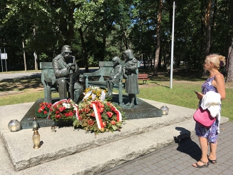 Pomnik Marszałka z córkami, fot. Paweł Wroński