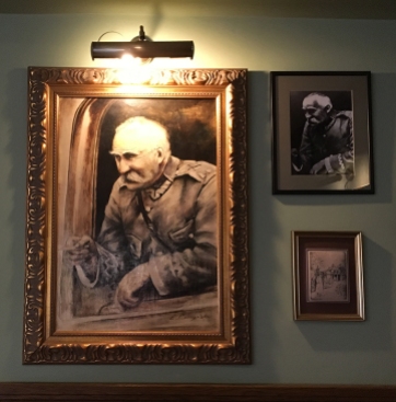 Dom Restauracyjny "U Dziadka" z dekoracją eksponującą postać Marszałka, fot. Paweł Wroński